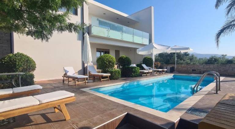 Apartment with grill, yard & terrace in Agios Nikolaos