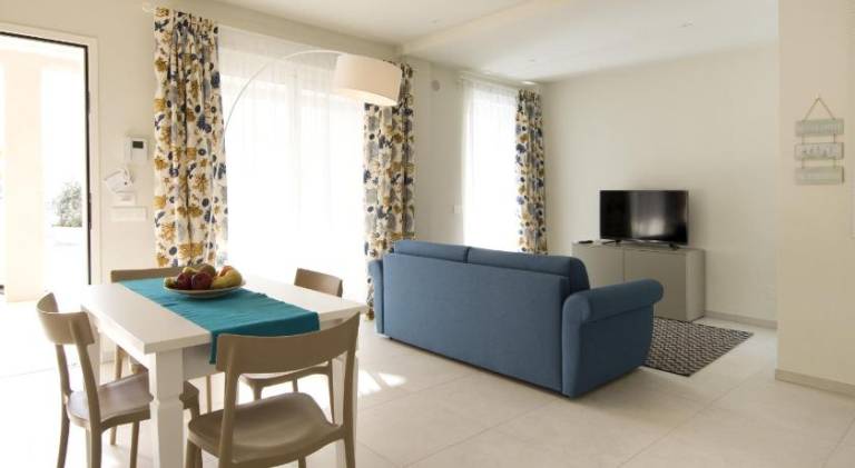 Serviced apartment with patio & garden — photo 3