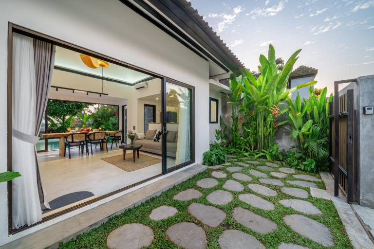 Villa with pool, hot tub & yard | Good for workation | Pets allowed — photo 3