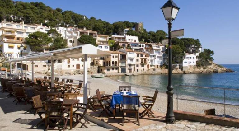 Apartment with patio, yard & private pool — photo 3