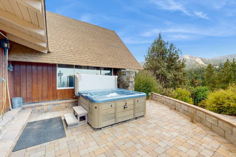 Panoramic Mtn & Lake Views: Hilltop Big Bear Cabin — photo 3