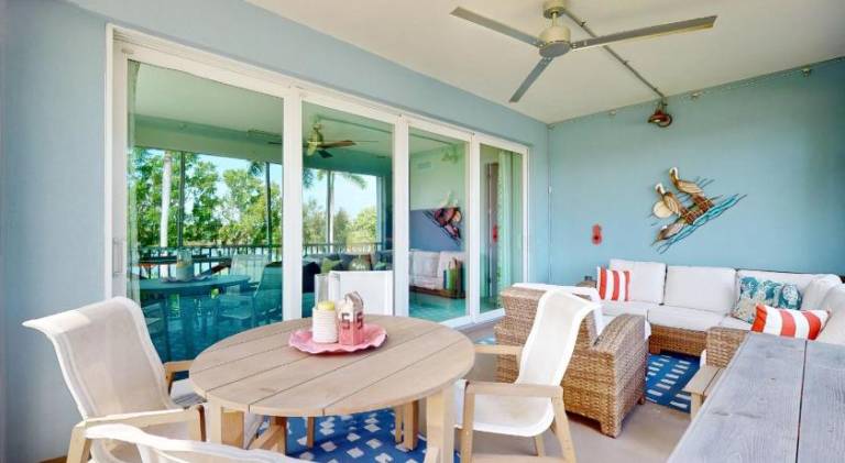 Apartment with pool — photo 5
