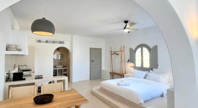 Serviced apartment with patio & yard | Dogs allowed — photo 2