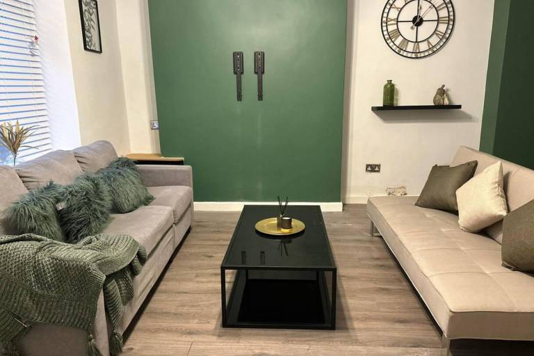 House Sleeps 5 Garden Parking