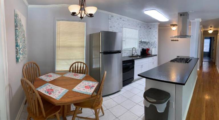 Vacation home with BBQ & yard — photo 3