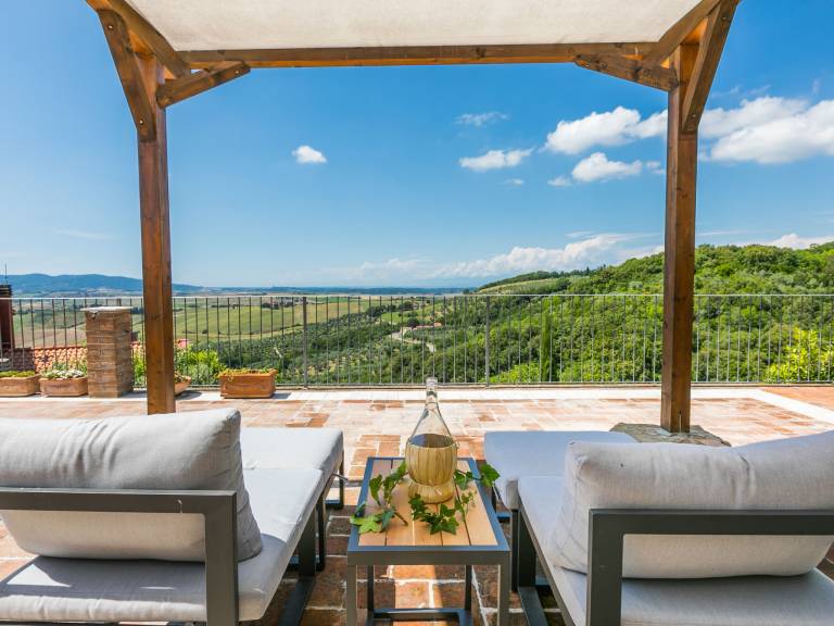 Vacation home with terrace & yard | Nature view — photo 2