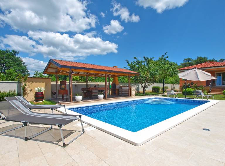 Children-friendly house with terrace, pool & barbeque | Dogs allowed — photo 4