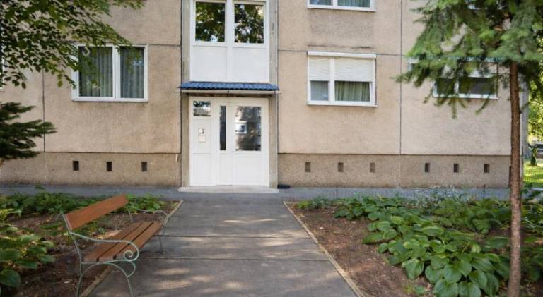 Apartment with yard & patio — photo 5