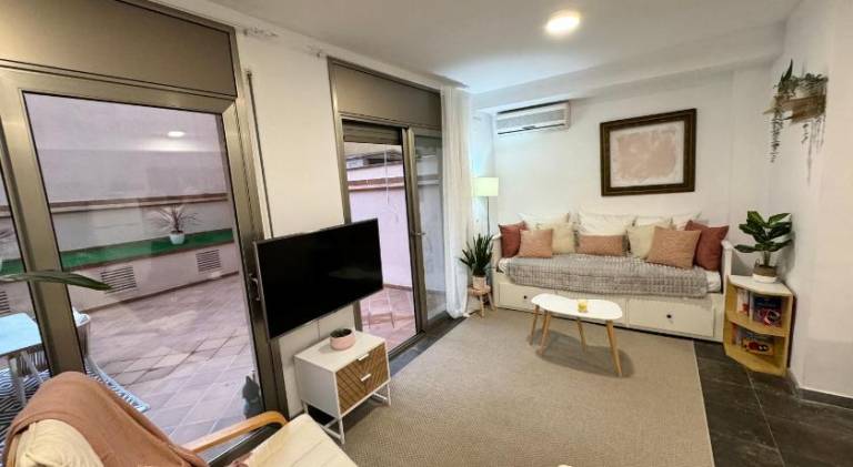 Private terrace 1BR apt - 4min walk to the beach in Santa Susanna