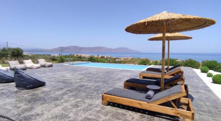 Villa with terrace, barbeque & yard — photo 3