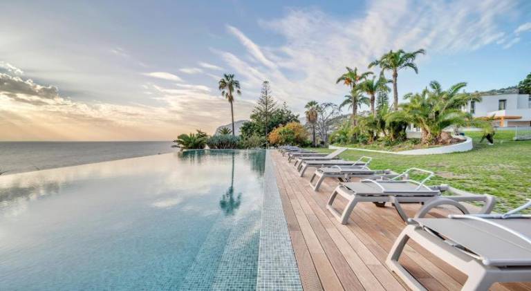 Holiday apartment with yard, terrace & pool | Next to Doca do Cavacas | Dogs allowed in Funchal
