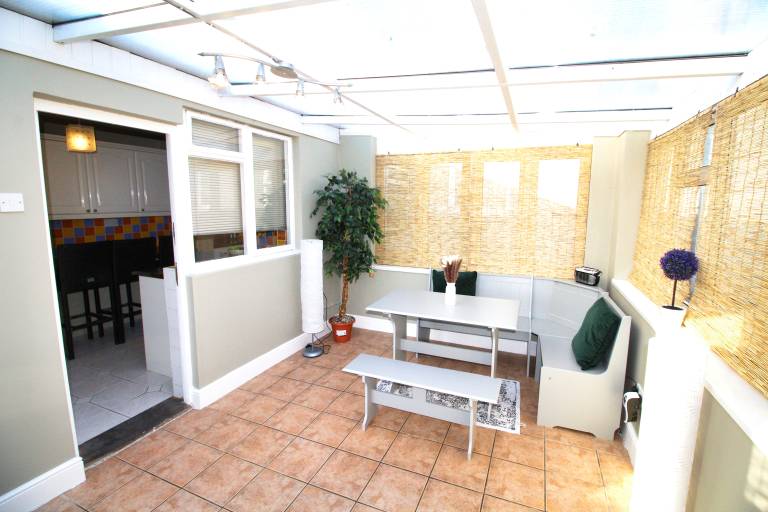 Large Bungalow - 3 Beds 2 Baths - Very Large Enclosed Garden - Dogs Stay Free — photo 4