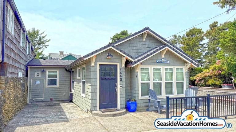 Vacation home with jacuzzi & garden | City view in Seaside, OR