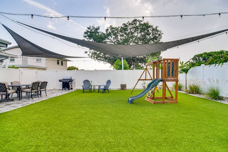 5 Mi to Beach Tampa Retreat w Furnished Lanai
