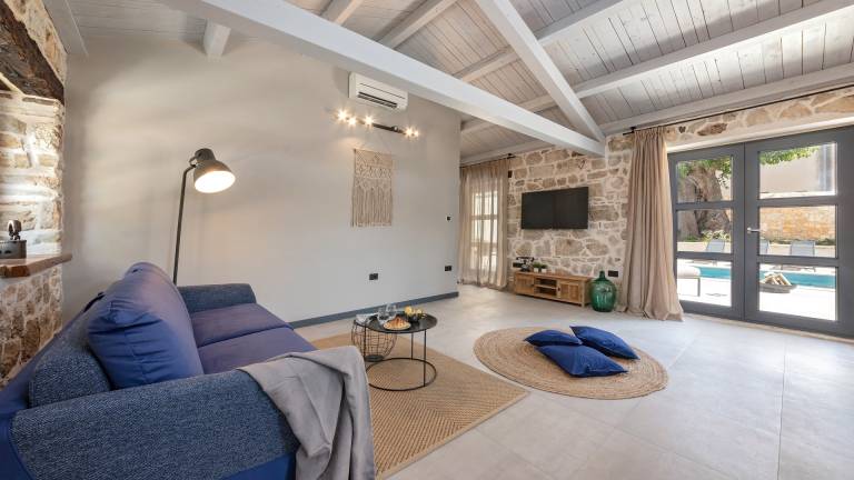 Villa with barbeque, terrace & yard — photo 4