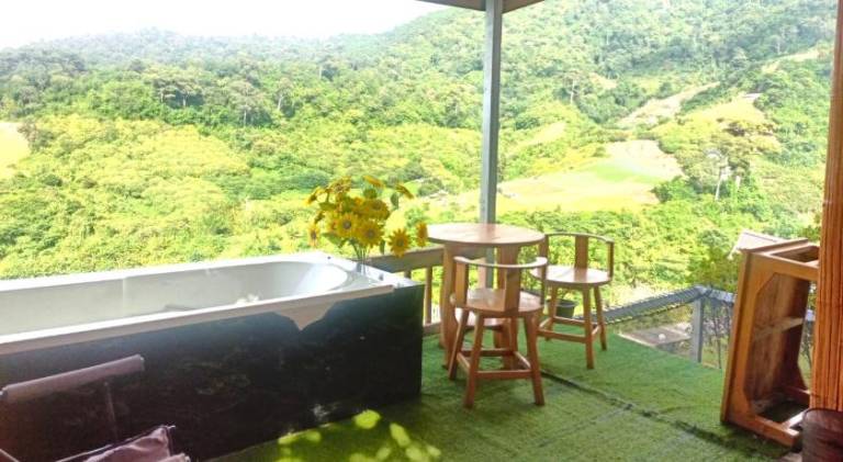 Vacation home with patio, hot tub & yard — photo 4