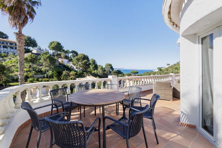 Villa with Pool, Sea Views, and Close to the Beach — photo 2