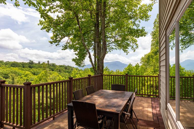 Family-oriented pleasant house with pool, barbecue & patio | Mountain view | Pets are welcome — photo 4