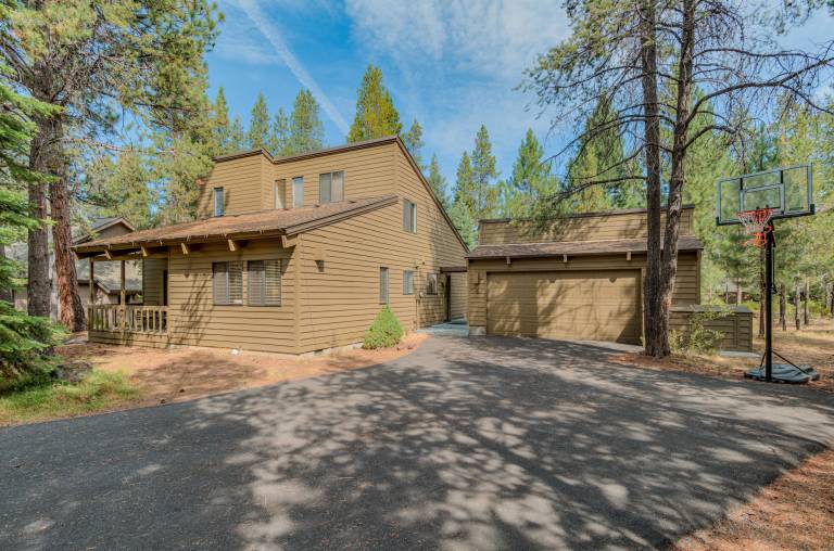 Updated Home, Bikes, Pet Friendly, SHARC, Hot Tub, A/C! — photo 2