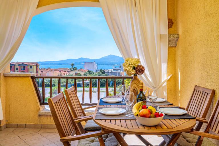 Apartment 'Tramonto Sul Golfo' with Sea View, Wi-Fi and Air Conditioning in Golfo Aranci