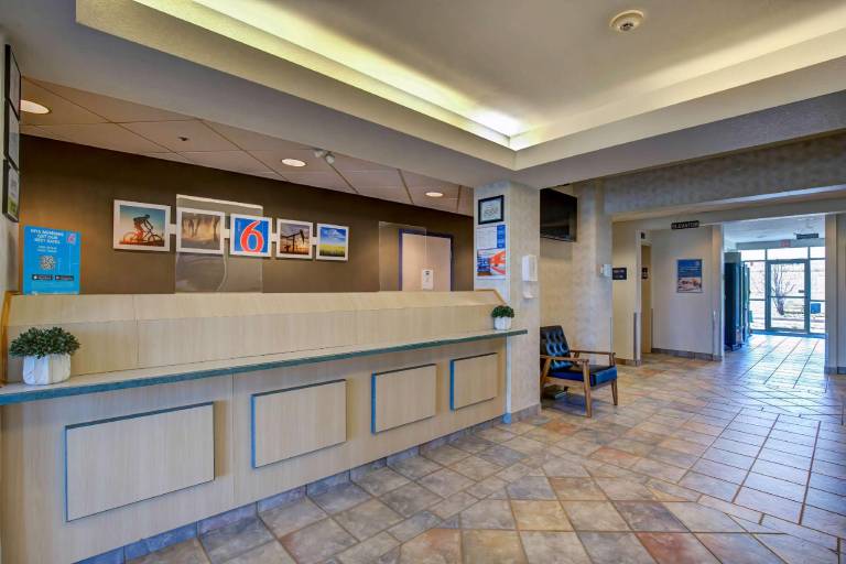 Motel 6 Grande Prairie, AB — photo 2