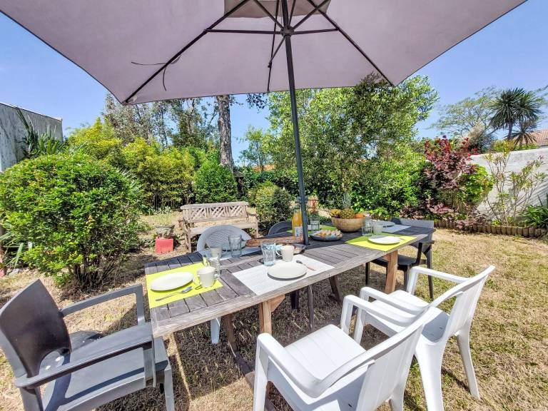 House with yard, barbeque & patio — photo 3