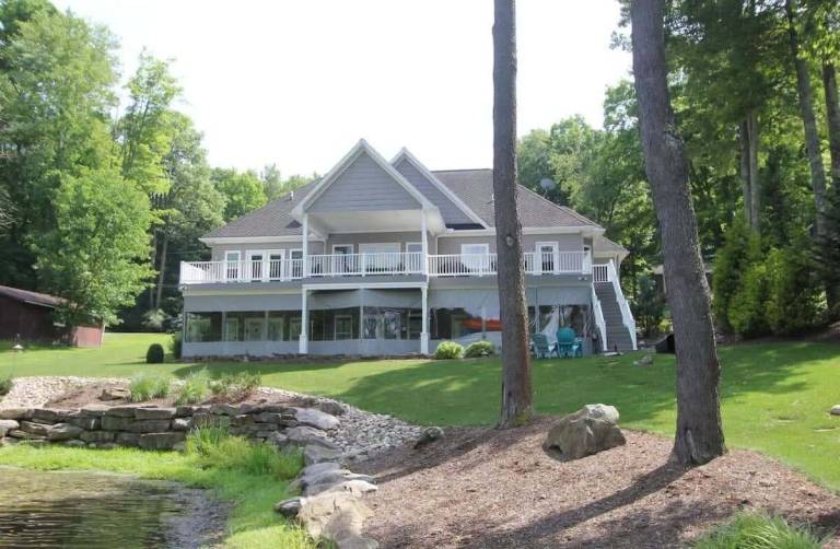 House Treasure Lake