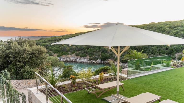 Villa with terrace, BBQ & private pool | Beach view — photo 3