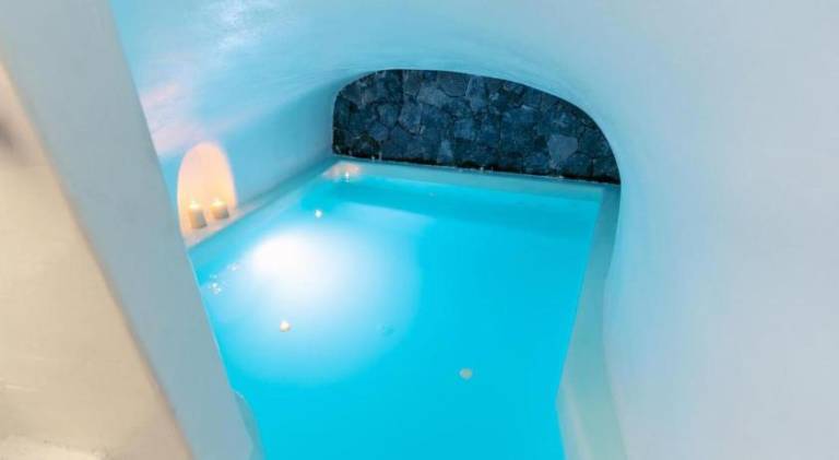 Serviced apartment with patio & hot tub in Santorini