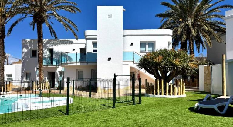 Holiday apartment with yard, private pool & hot tub — photo 4
