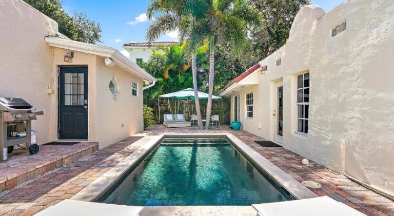 House with pool — photo 3