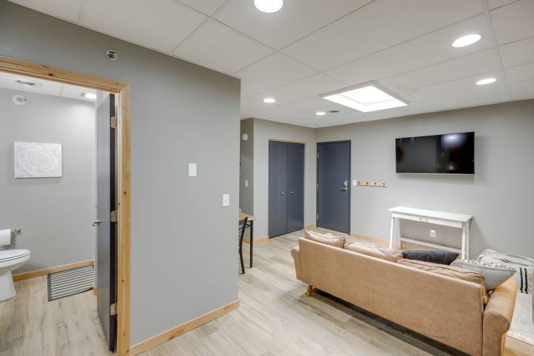 Modern Yankton Apartment Near Riverside Park! — photo 5