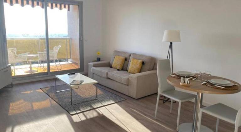 Serviced apartment with terrace in Mouans-Sartoux