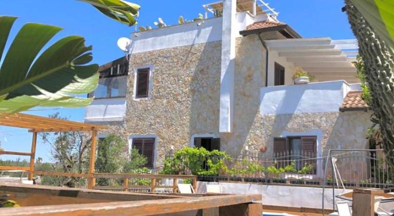 Family-friendly pleasant vacation home with patio, pool & yard | Pet-friendly in Alezio