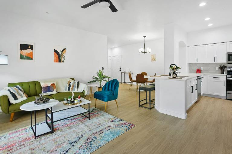 2BR CozySuites Glendale by the stadium with pool — photo 2