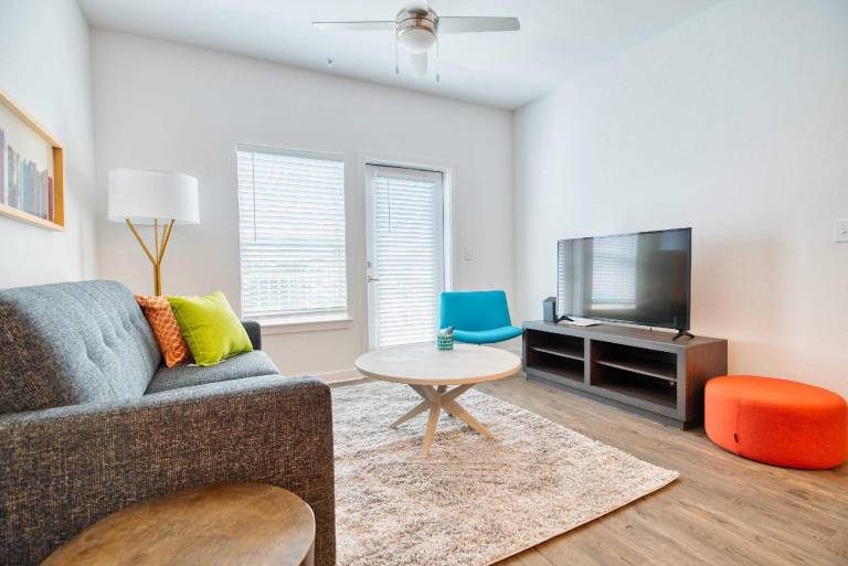 Grand Two Bedroom Two Bathroom Apartment with Balcony by The Scholar — photo 2