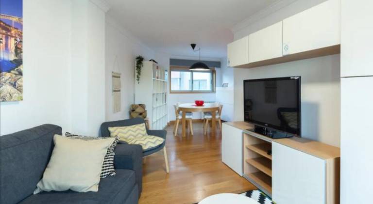 Host Wise - Deluxe Modern Flat w Balcony in Porto