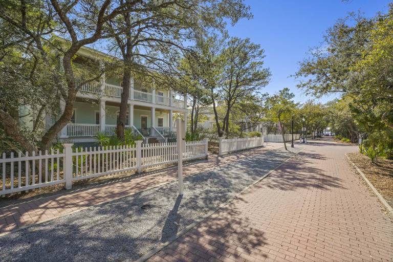 Fully equipped vacation home with BBQ, pool & hot tub | City view | Next to the beach | Dogs allowed — photo 3