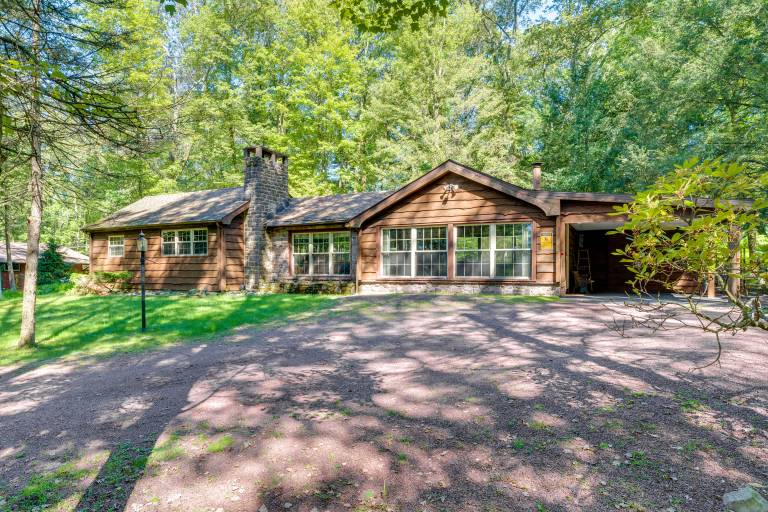 3 Mi to Slopes! Hot Tub Haven Near Lake Harmony — photo 4