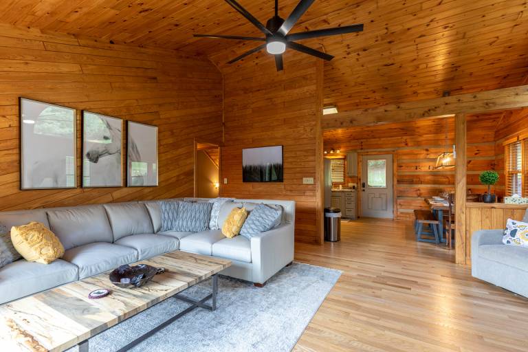 Horse Valley Lodge - Pool Table, Firepit, Indoor fireplace, Pet Friendly — photo 4