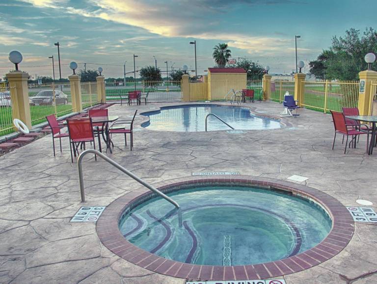 La Quinta Inn & Suites by Wyndham Alice — photo 5