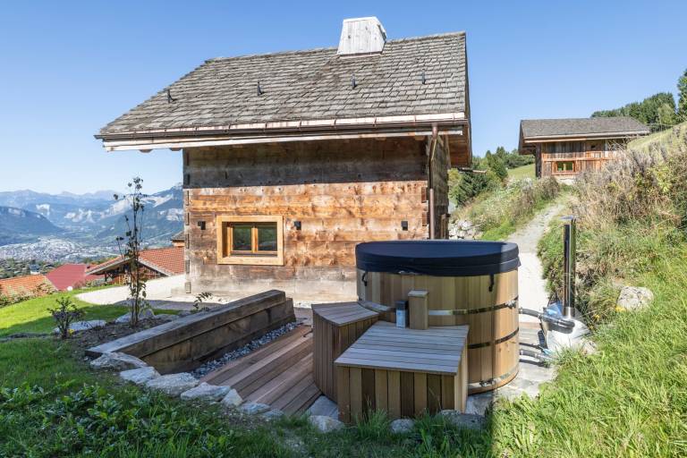 Children-friendly lovely chalet with garden, terrace & hot tub | Mountain view | Good for workation | Dogs allowed in Combloux