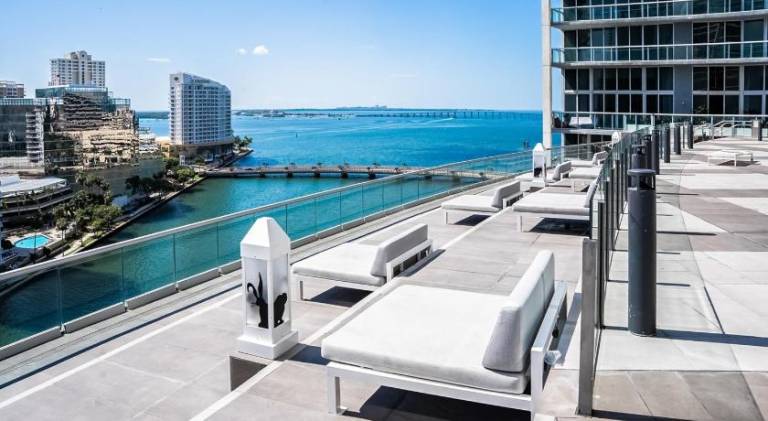 Rental apartment with pool & hot tub | Next to Bayfront Park | Pets are welcome — photo 4