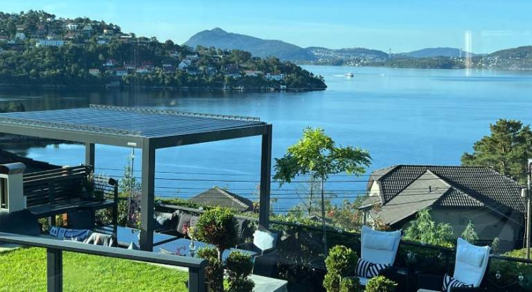 Villa med 5 soverom, 4 bad og 3 kjøkken, 400 m fra lokal badestrand in Bergen