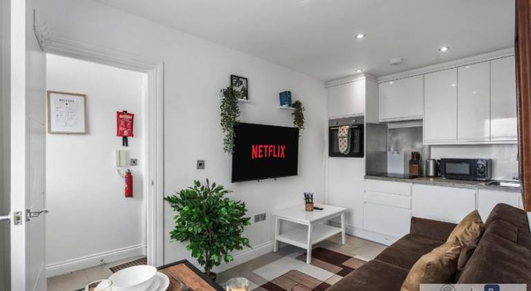 City Centre - Top Floor Apartment - Free Secure Small Car Parking - 5 Minute Walk to Beach & Station in Brighton