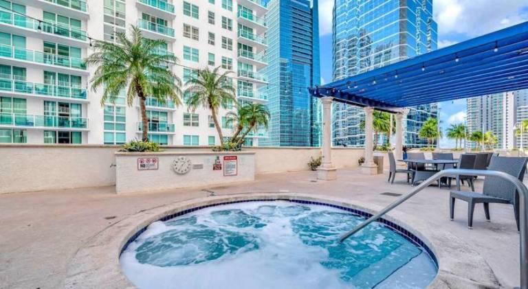 Luxury 36th Floor Suite, 2 Bedrooms & 3 Beds, 1 King, 1 Queen, Balcony w Sea View, Free Parking — photo 4