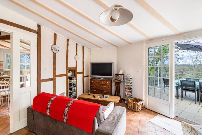 Fully equipped vacation home with pool, BBQ & patio | Garden view | Pet-friendly — photo 4