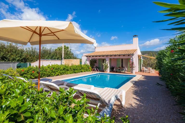Air-Conditioned Holiday Home by the Sea with Pool, Garden, Terrace & Wi-Fi — photo 5
