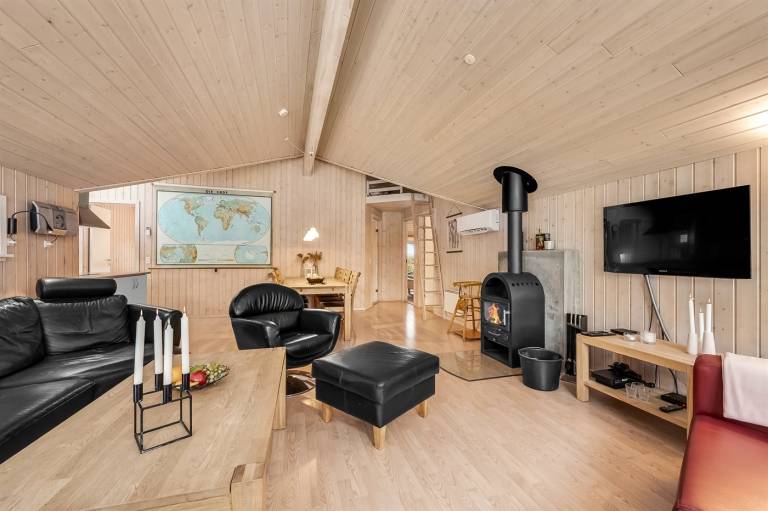 Vacation home with sauna & patio — photo 4