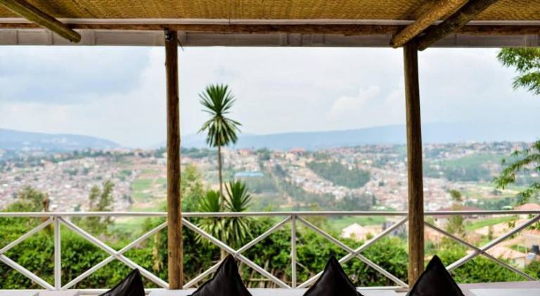 Serviced apartment with terrace, pool & yard | Perfect for remote work | Pets allowed — photo 3